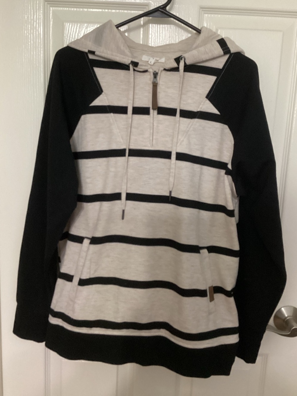 Maurice’s Black/Tan Sweatshirt Women’s Large
